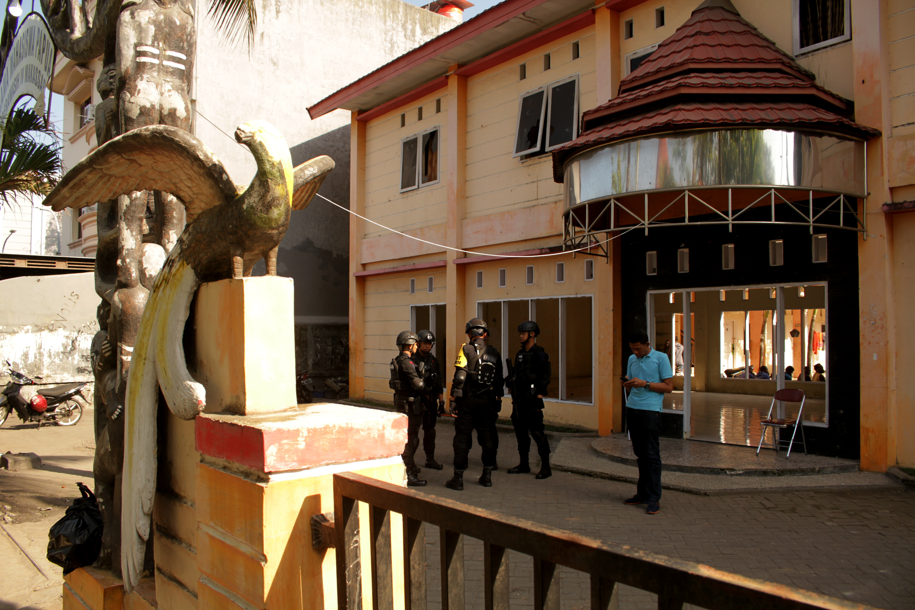 Anggota kepolisian berjaga di area Asrama Mahasiswa Papua di Makassar, Sulawaesi Selatan, Selasa (20/8)