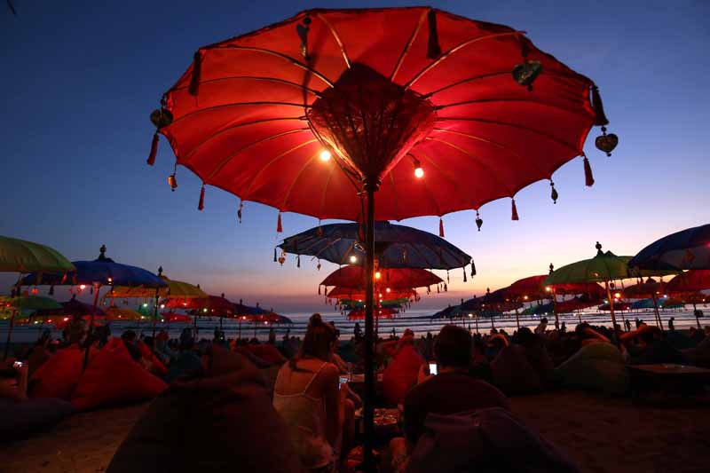 Suasana Pantai Seminyak, Bali saat sunset.