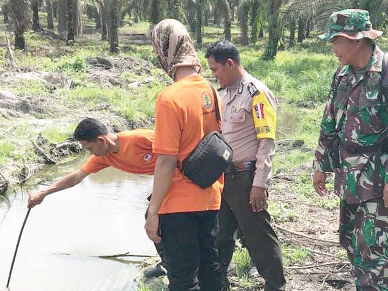 Manggala Agni sedang membuat cuka kayu dari hasil limbah kayu melalui proses pemanasan tanpa atau sedikit oksigen atau pereaksi kimia lain