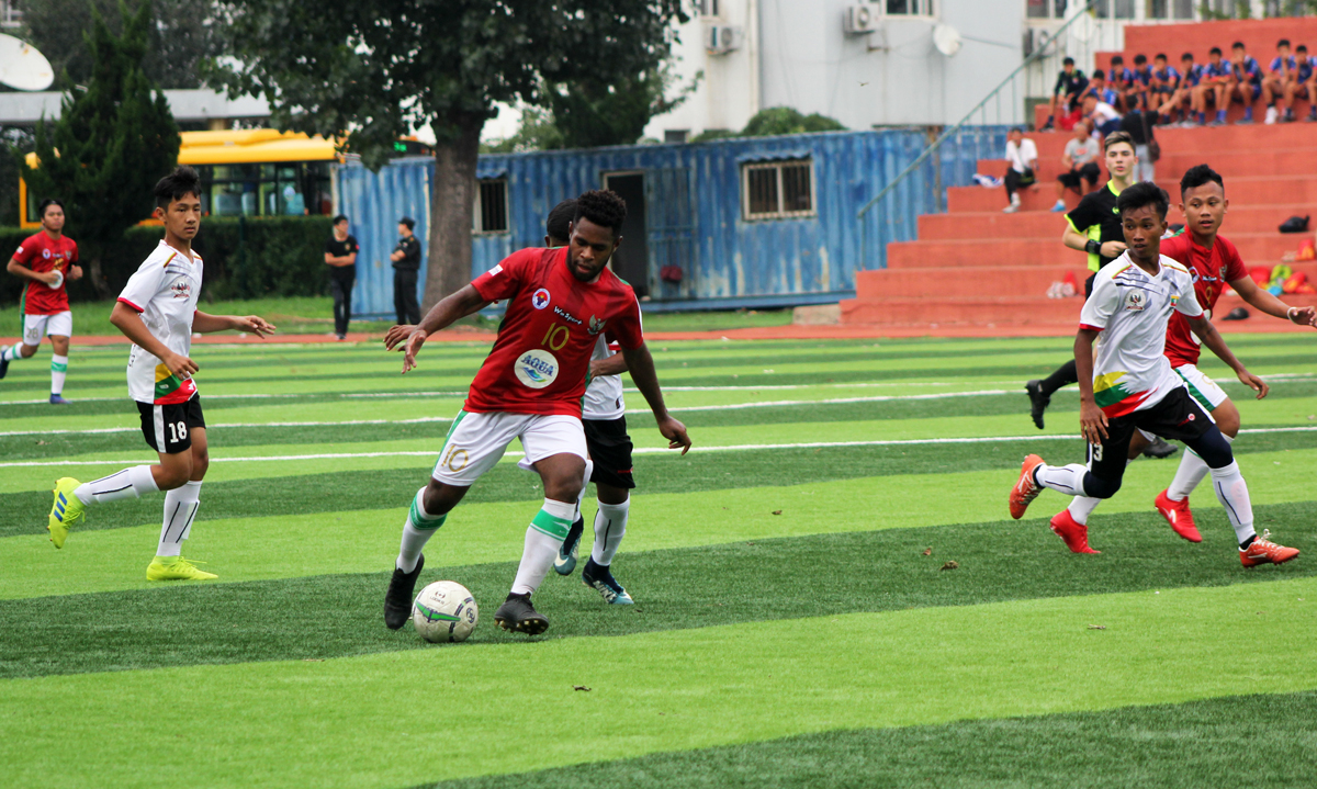 Striker Tim Pelajar Indonesia U-16, Iryanto Wandik menguasai bola pada pertandingn melawan Soccer Football Academy Myanmar  