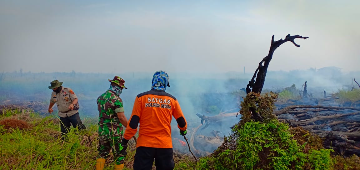 Dandim Muba Letkol Arm Saifudin turun tangan melakukan pemadaman karhutla di Bayung Lencir, Muba, Senin (12/8).