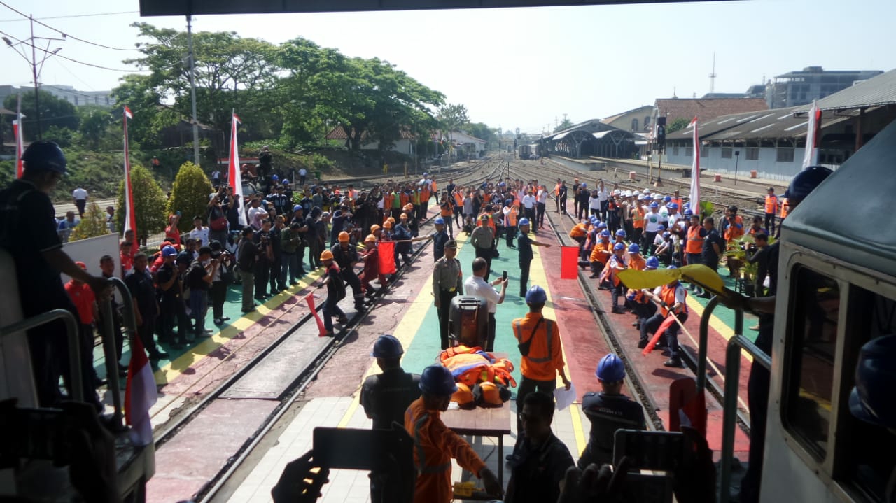 Suasana lomba adu tarik kereta api di Depo Kereta Api Yogyakarta, Rabu (21/8)