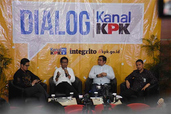 Direktur PP LHKPN KPK Isnaini (kanan)