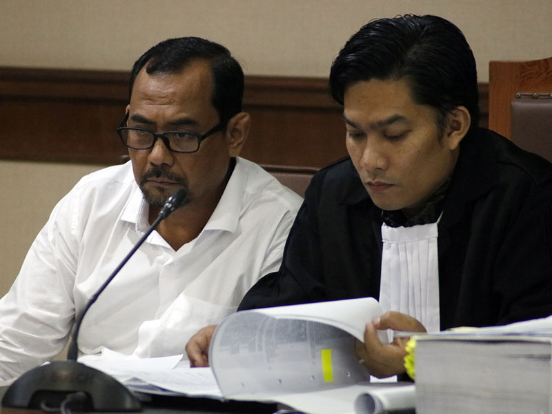 Terdakwa kasus suap jual beli jabatan di Kementerian Agama (Kemenag) Kepala Kantor Wilayah Kemenag Jawa Timur Haris Hasanudin (kiri) .