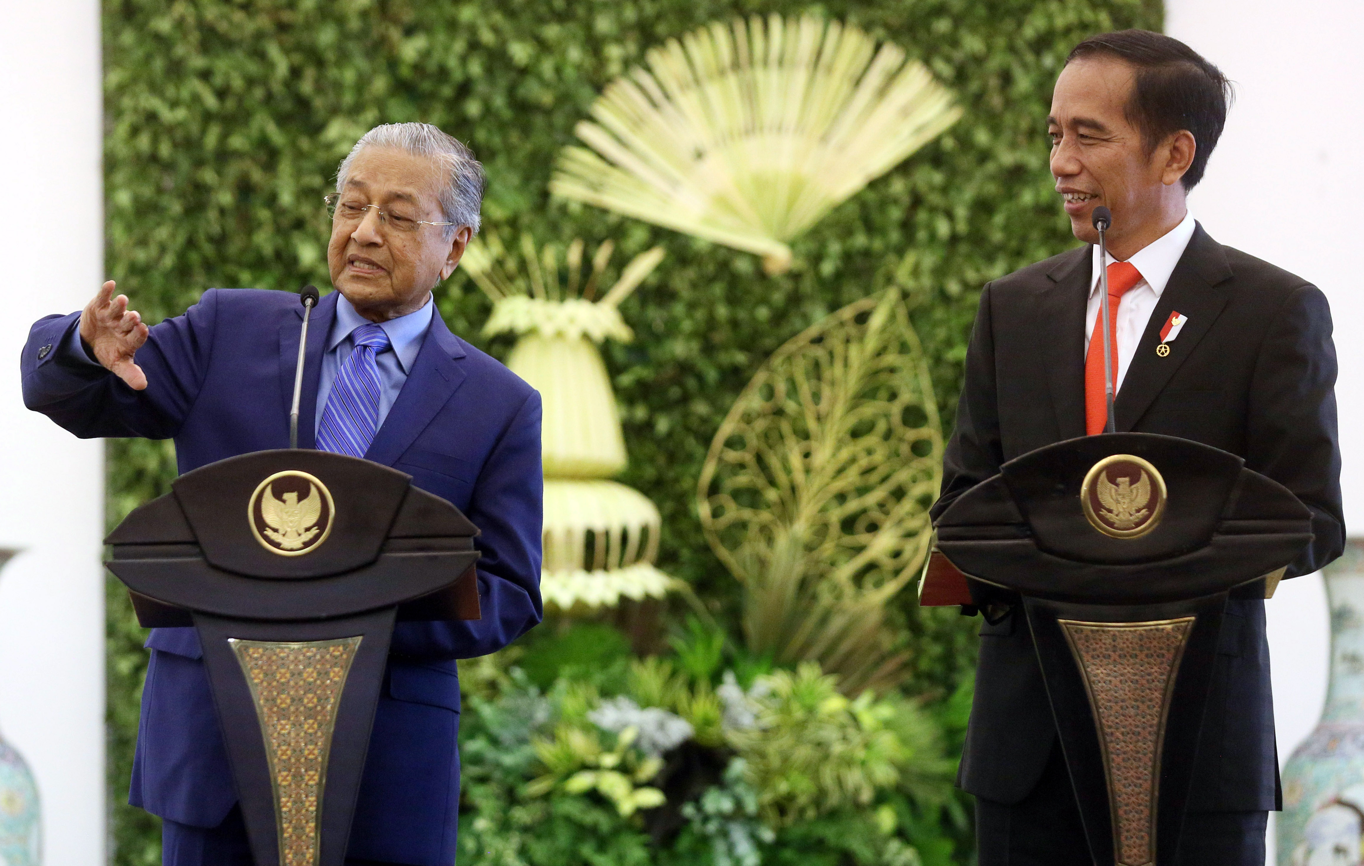 Perdana Menteri Mahathir Mohamad (kiri) dan Presiden RI Joko Widodo.