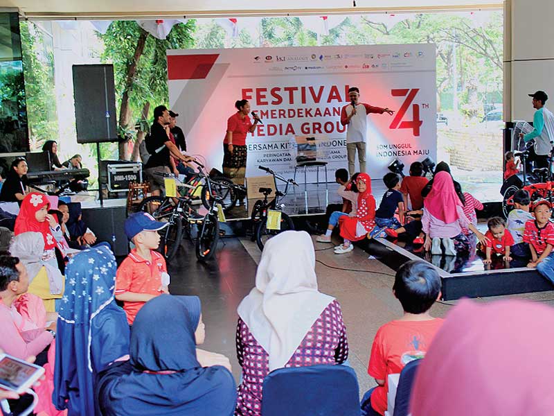 Karyawan Media Group bersama keluarga mengikuti Festival Kemerdekaan Media Group di Kedoya, Jakarta, Minggu (18/8/2019)