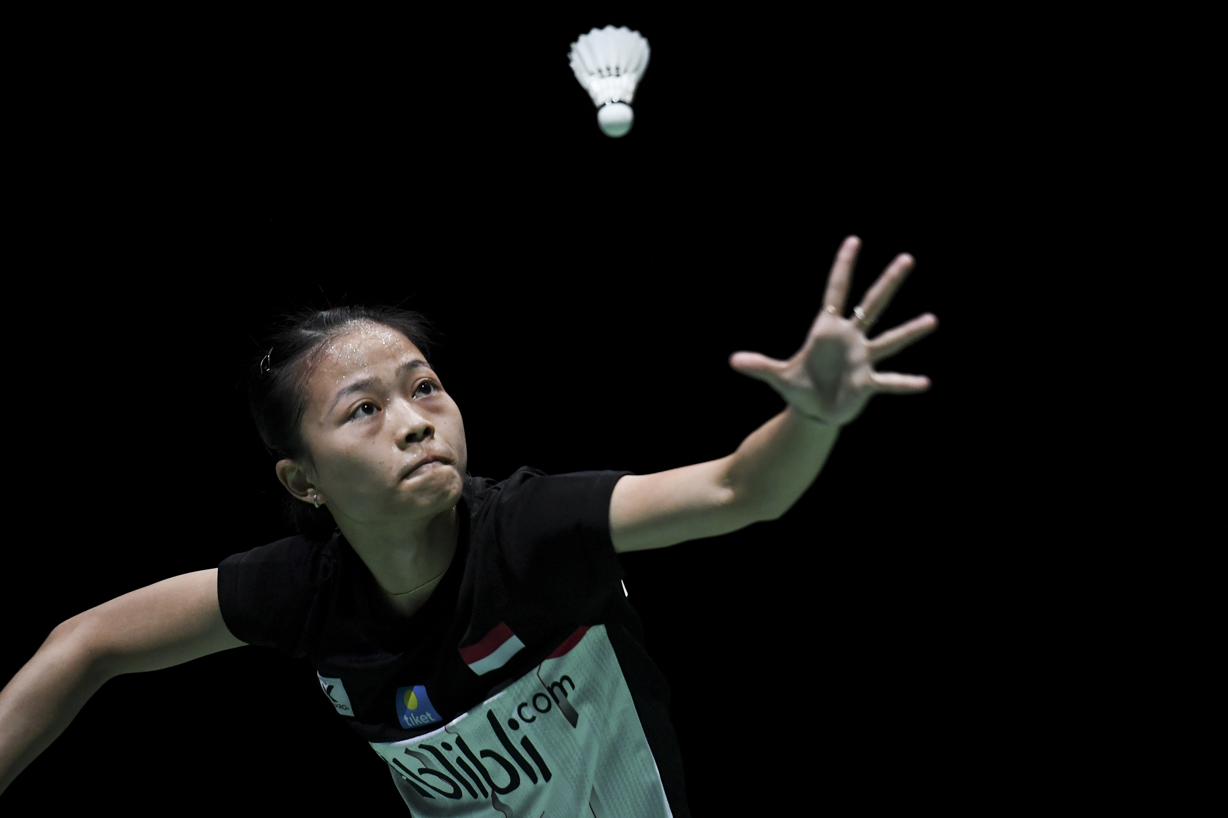 Pemain Indonesia Fitriani melakukan servis ke arah pebulu tangkis Jerman Yvonne Li pada babak pertama Kejuaraan Dunia Bulu Tangkis 2019. 