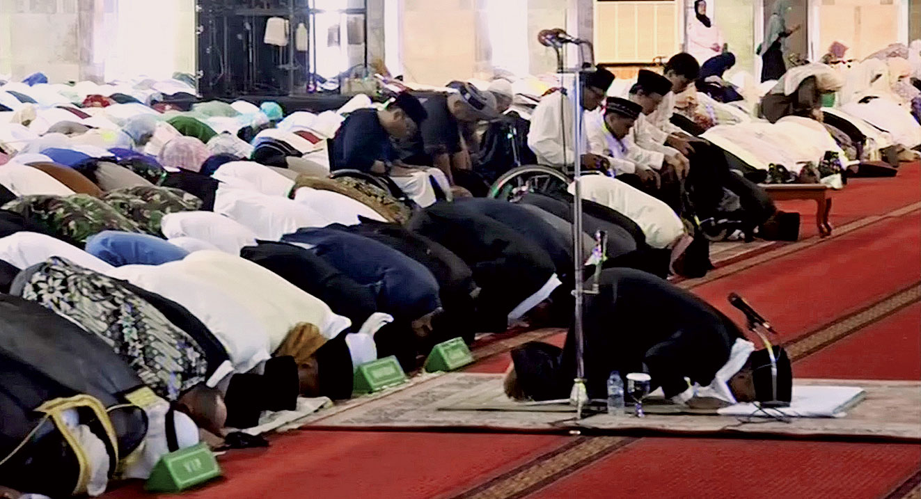 Penyandang disabilitas melaksanakan salat Idul Adha di saf bagian depan di Masjid Istiqlal, Jakarta, kemarin.