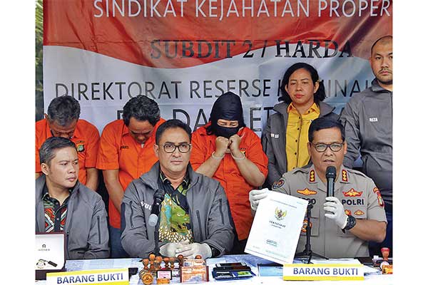 Kabid Humas Polda Metro Jaya Kombes Argo Yuwono (kanan) didampingi Direskrimum Polda Metro Jaya Kombes Suyudi Ario Seto (tengah)