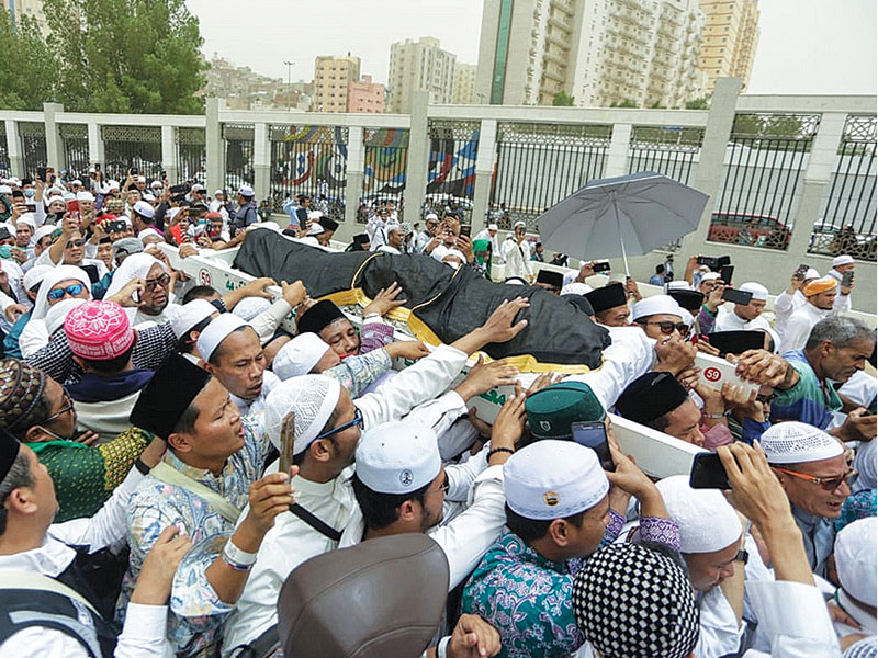Para pelayat membawa jenazah KH Maimoen Zubair (Mbah Moen), 90, untuk dimakamkan di Ma’la, Mekah, Arab Saudi, kemarin.