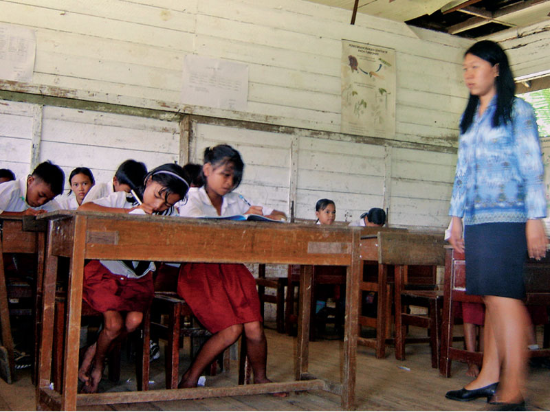 Dengan keterbatasan yang ada, guru di pedalaman Kalimantan Tengah ini tetap bersemangat mengajar anak didik.