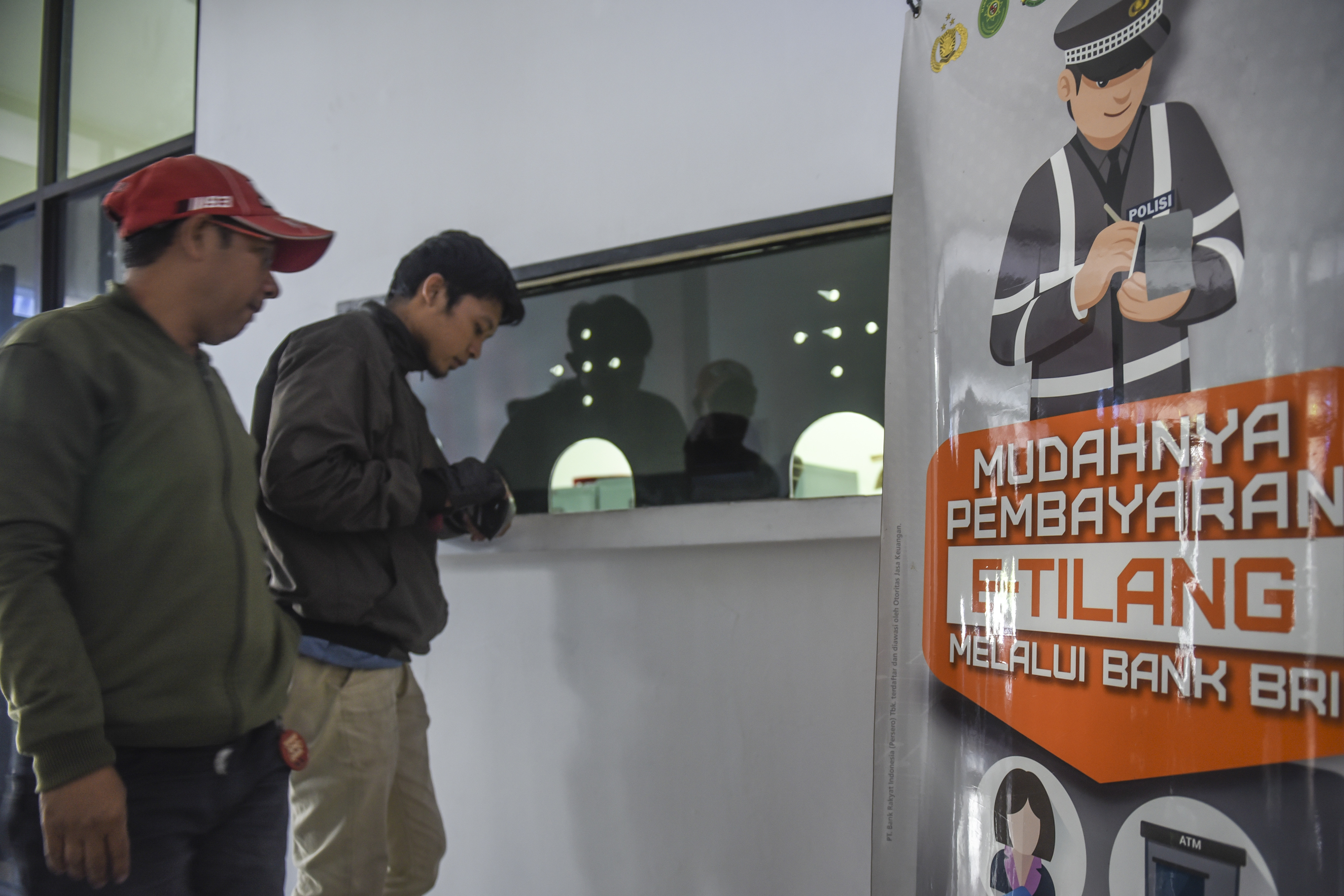 Pelanggar lalu-lintas membayar denda tilang elektronik (electronic-traffic law enforcement atau E-TLE) di Kejaksaan Tinggi Jakarta Barat.