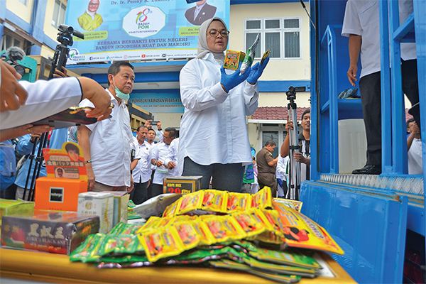 Kepala BPOM, Penny K. Lukito (kanan) didampingi Deputi Bidang Penindakan, Hendri Siswadi (kiri) memeriksa sejumlah produk kosmetik.