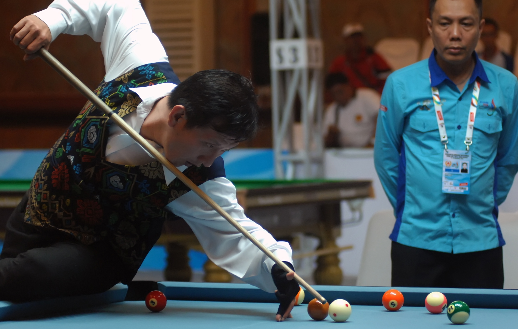 Atlet Billiar Jateng Ricky Yang meyodok bola pada nomor Fifteen Ball Single PON XIX di Grha Mangga Siliwangi Bandung, Rabu (21/9)