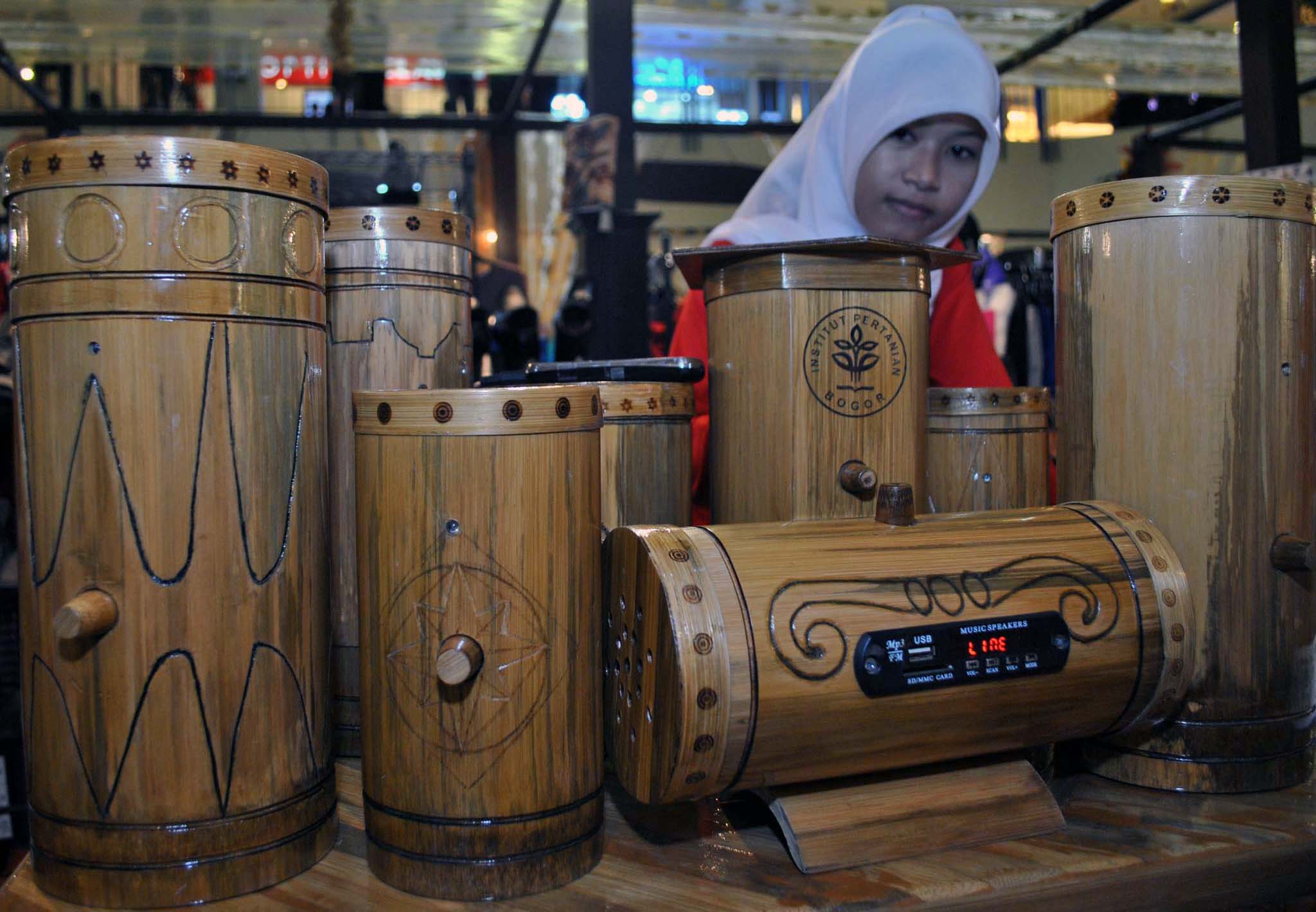 Kerajinan yang mengembangkan teknologi dipadukan dengan potensi alam melalui bambu lamina yang ramah lingkungan ini