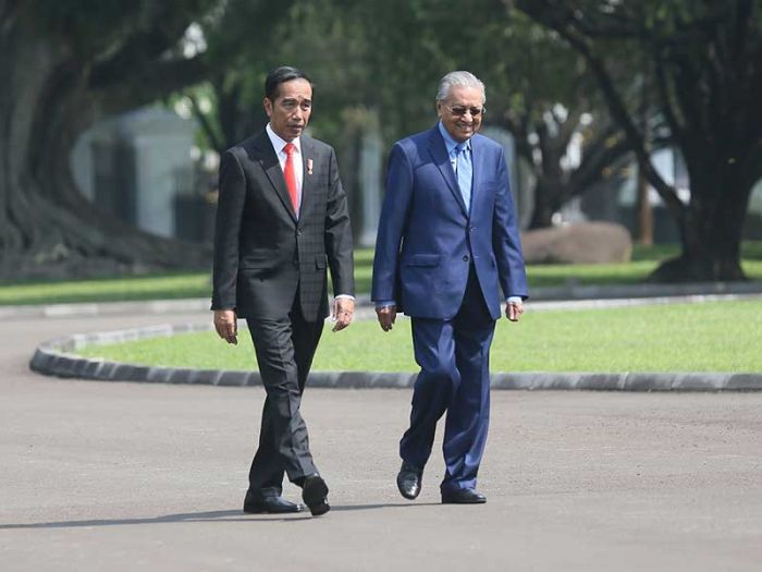 Presiden Joko Widodo (kanan) berbincang dengan Perdana Menteri Malaysia Mahathir Mohamad saat kunjungan kenegaraan di beranda Istana Bogor.