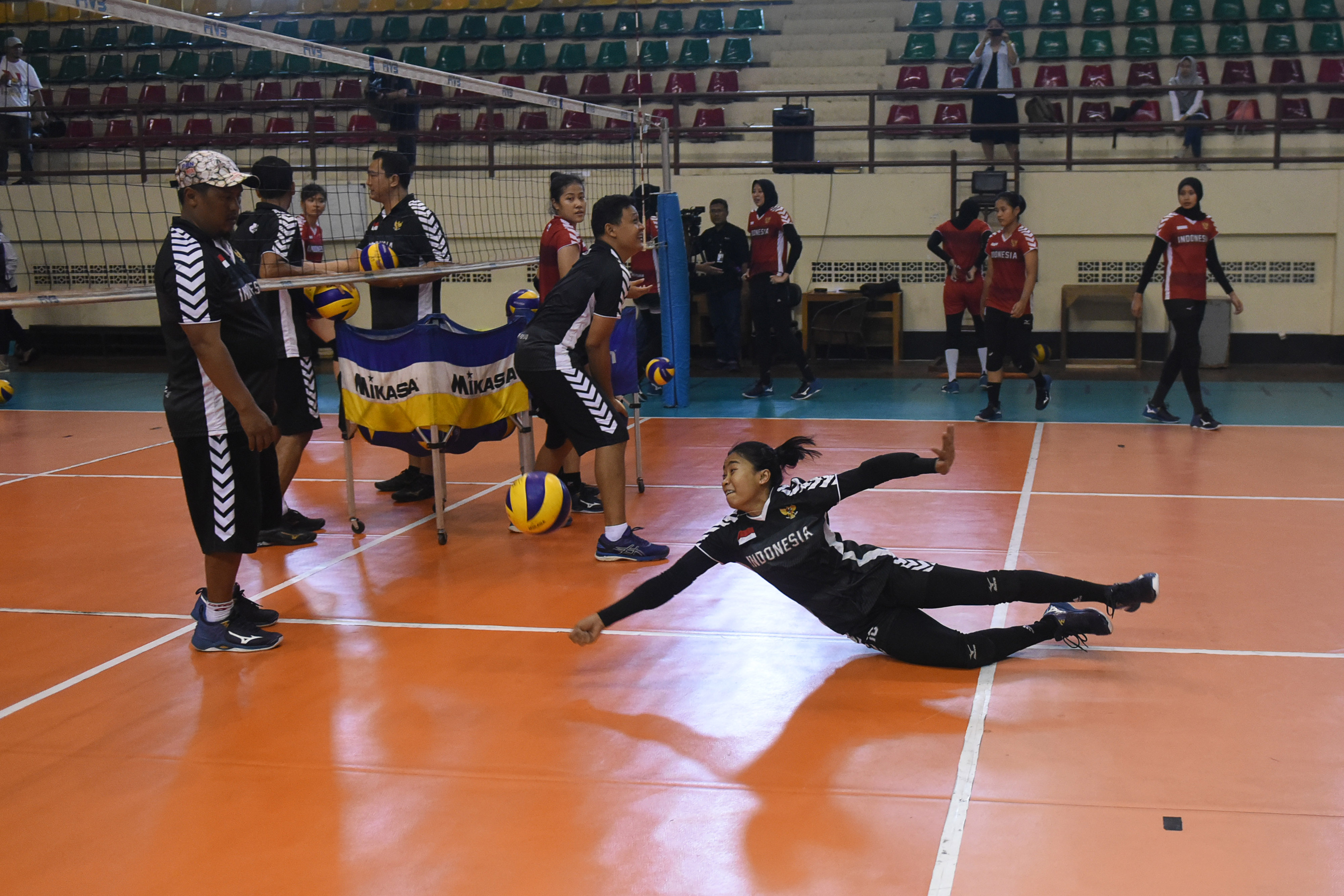 Pebola voli putri Timnas melakukan latihan di Pelatnas Bola Voli di Padepokan Bola Voli Jenderal Polisi Kunarto, Sentul, Bogor, Jawa Barat.