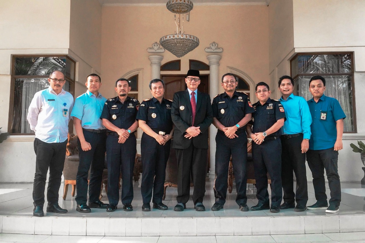 Gubernur Banten  Wahidin Halim (tengah) bersama jajaran Bea Cukai Wilayah Banten.