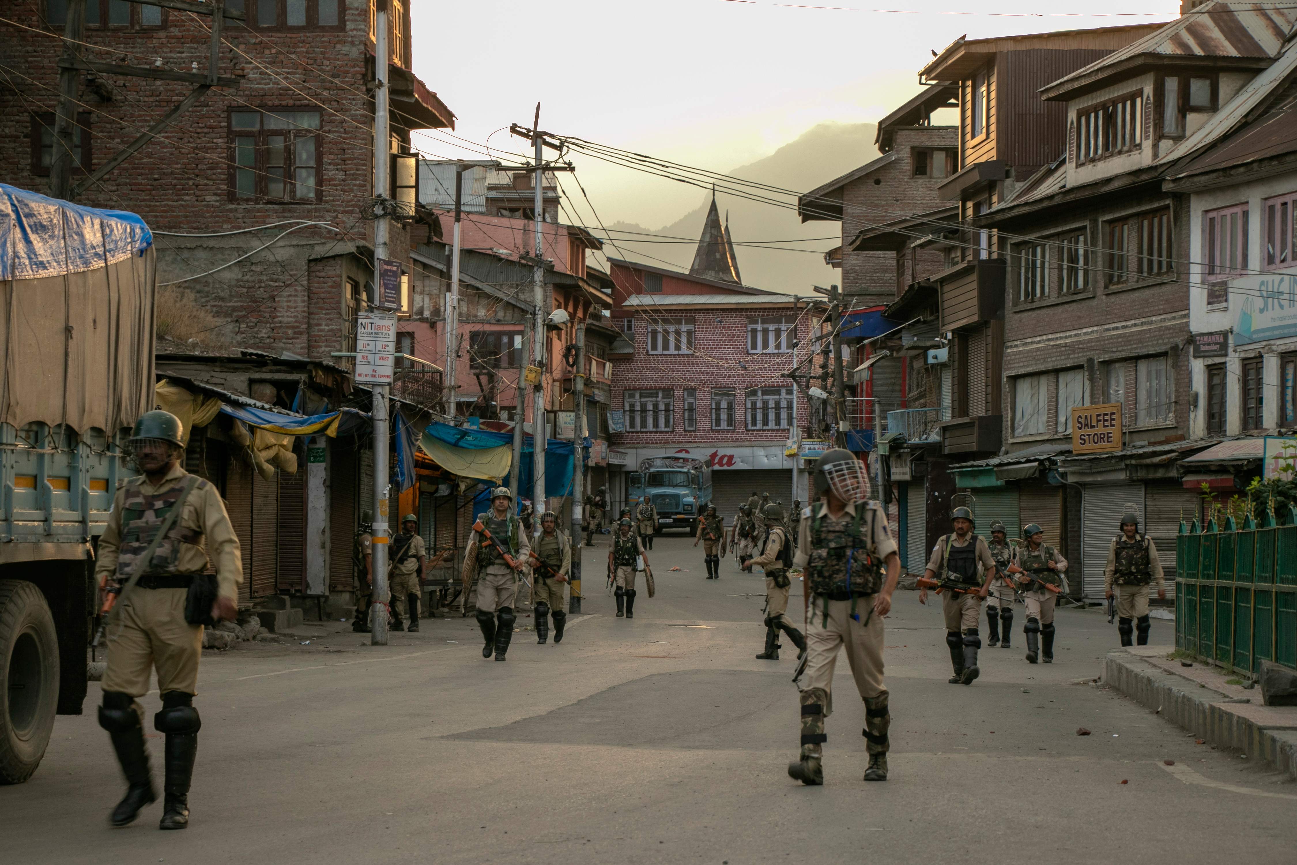 Personel keamanan India berpatroli di jalan di Srinagar.