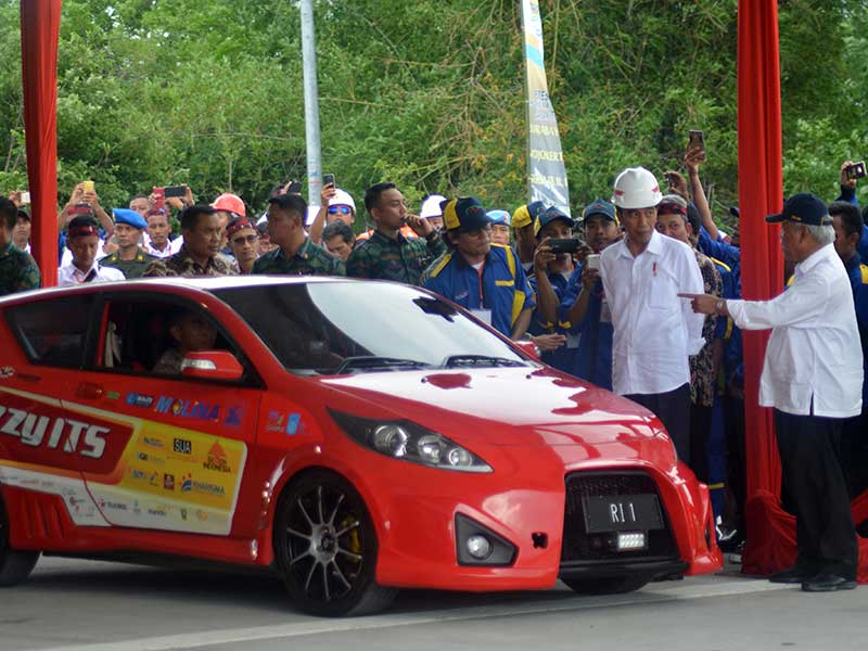 Presiden Jokowi didampingi Menteri PUPR Basuki Hadimuljono melihat mobil listrik buatan ITS beberapa waktu lalu