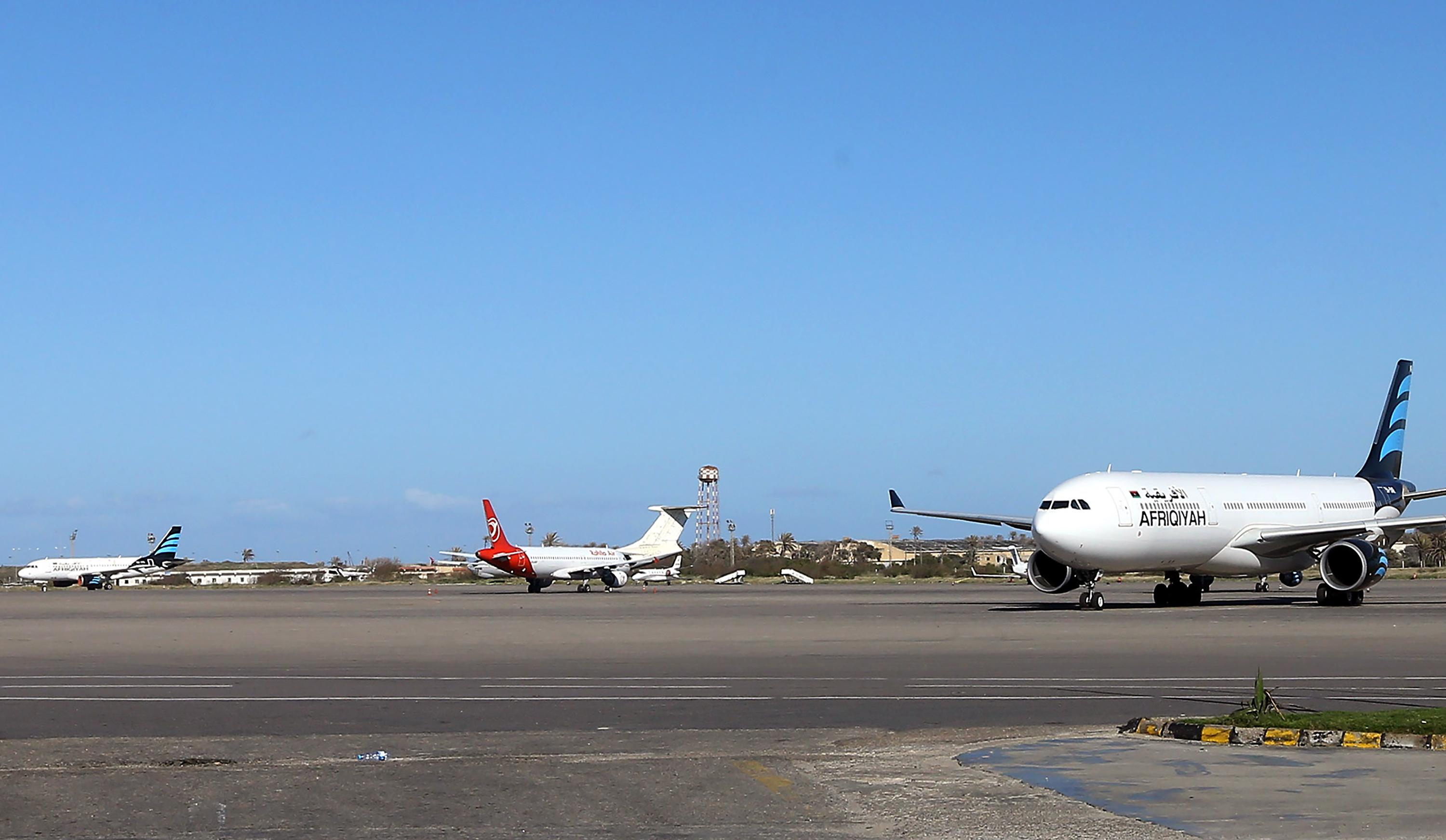  Pesawat-pesawat udara grounded duduk di landasan di Bandara Internasional Mitiga di ibukota Libya Tripoli.