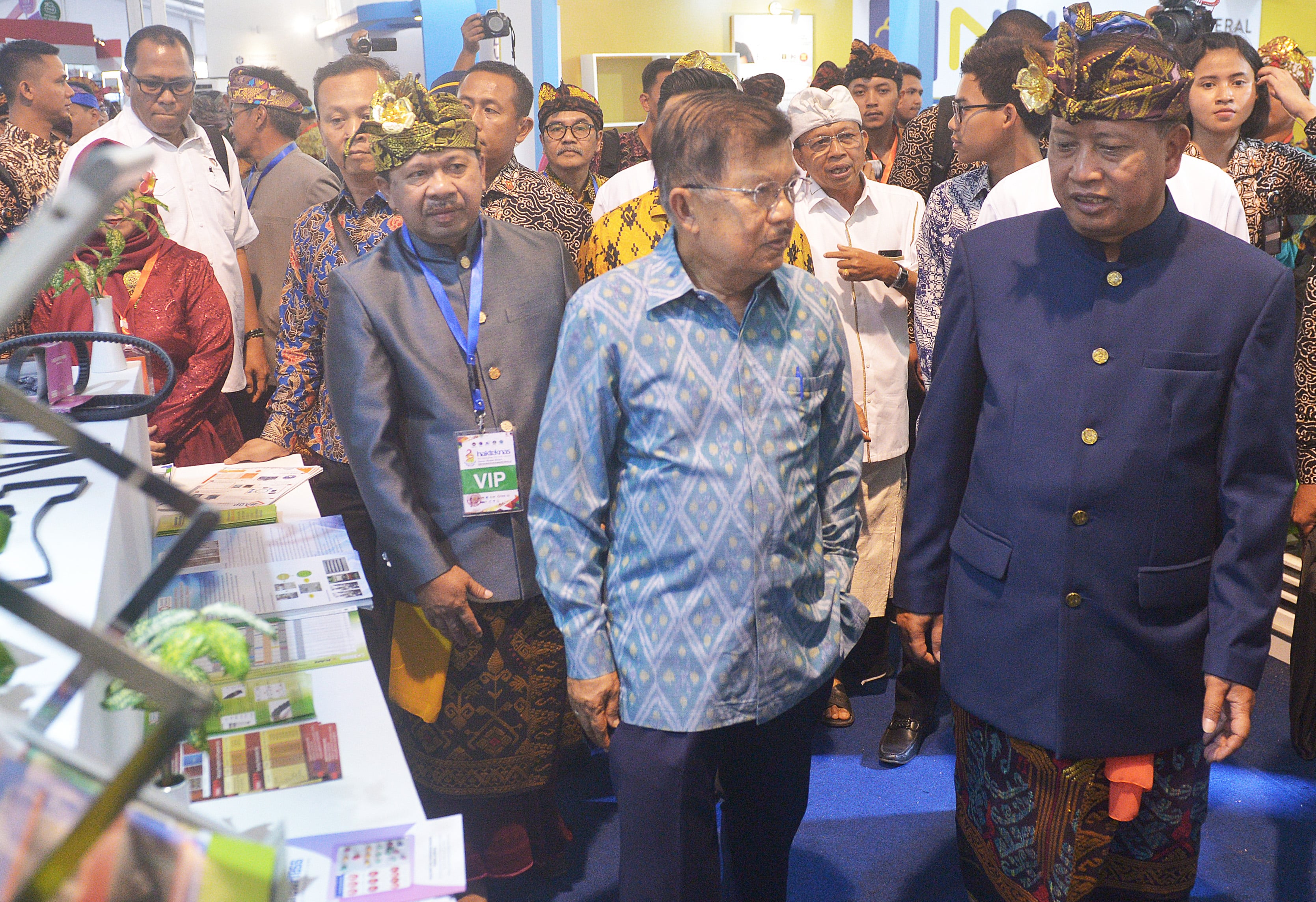 Wakil Presiden Jusuf kalla (kiri) di puncak peringatan Hakteknas ke-24