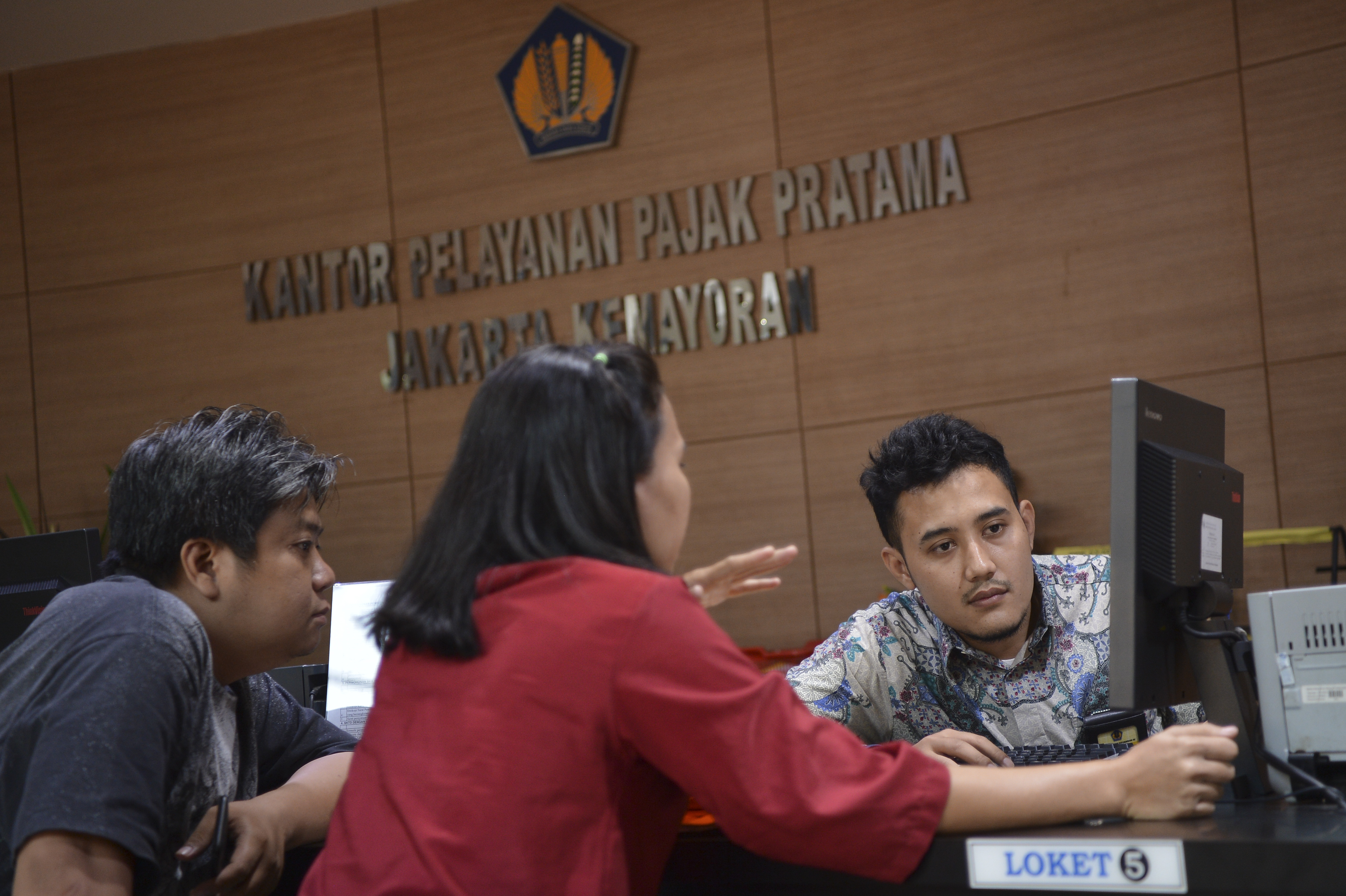 Petugas melayani wajib pajak di Kantor Pelayanan Pajak Pratama Jakarta Kemayoran, Jakarta.