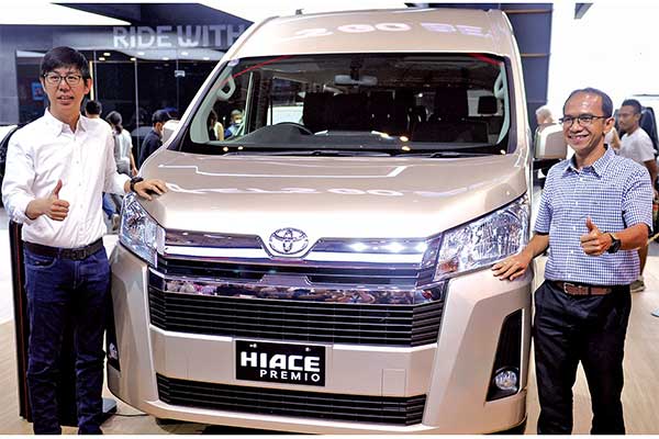 Marketing Director TAM Anton Jimmi Suwandy (kiri) dan Head Strategic Sales Planning SUV & Commercial Division Head Bansar Maduma 