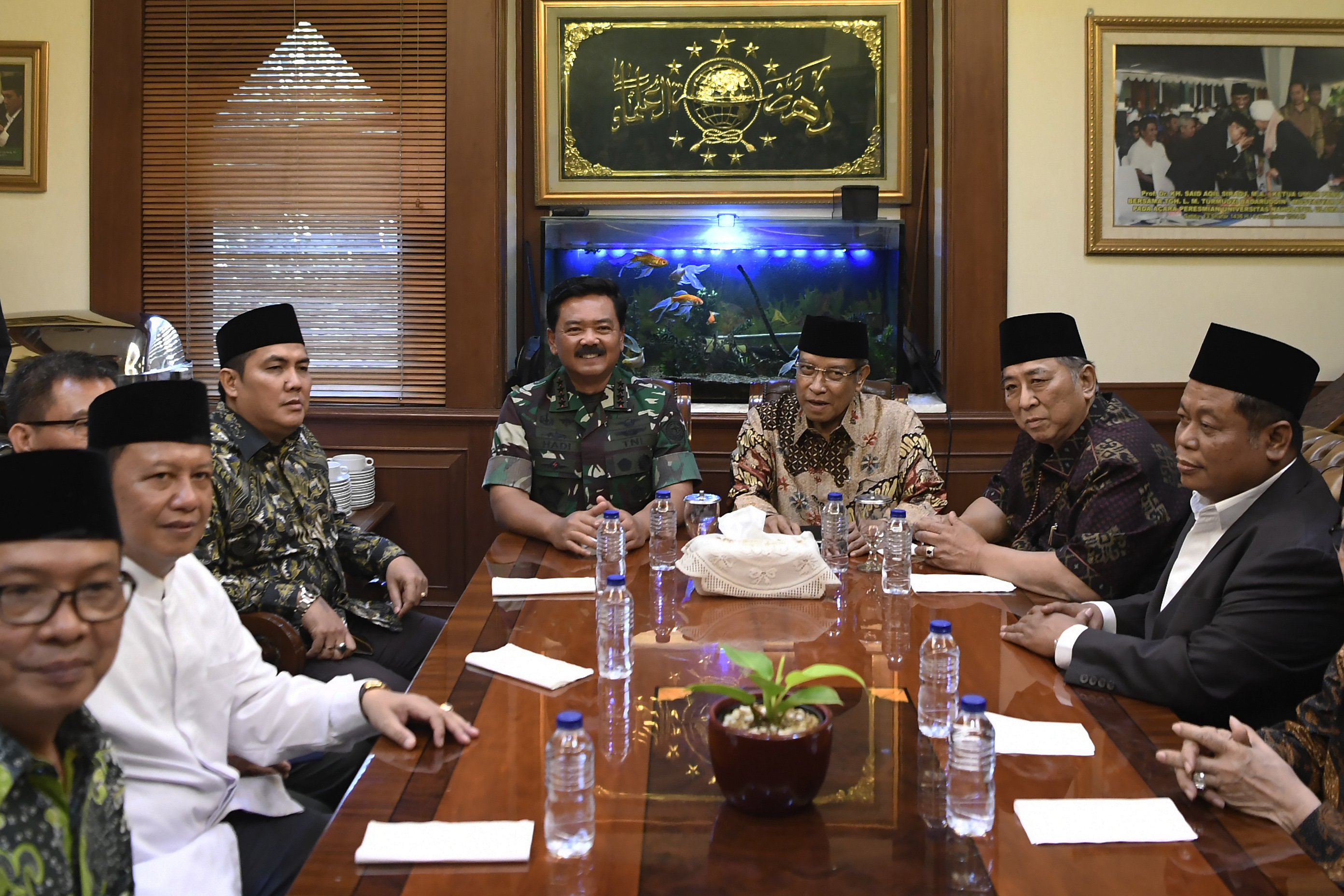 Ketum PBNU Said Aqil Siradj (ketiga kanan) beserta pengurus PBNU menerima Panglima TNI Marsekal TNI Tjahjanto (keempat kiri).