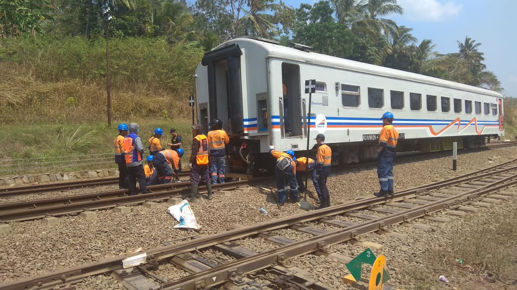 Petugas DAOP 6 Bandung sedang mengevakuasi gerbong kereta yang anjlok di Stasiun Bumiwaluya, Kabupaten Garut, Jawa Barat, Kamis (15/8)