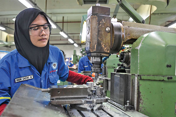 Salah seorang karyawan melakukan aktivitas nya di salah satu pabrik.