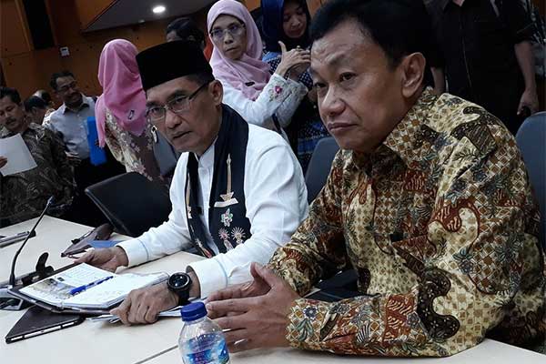 Kepala Dinas Pendidikan DKI Ratiyono (baju putih)