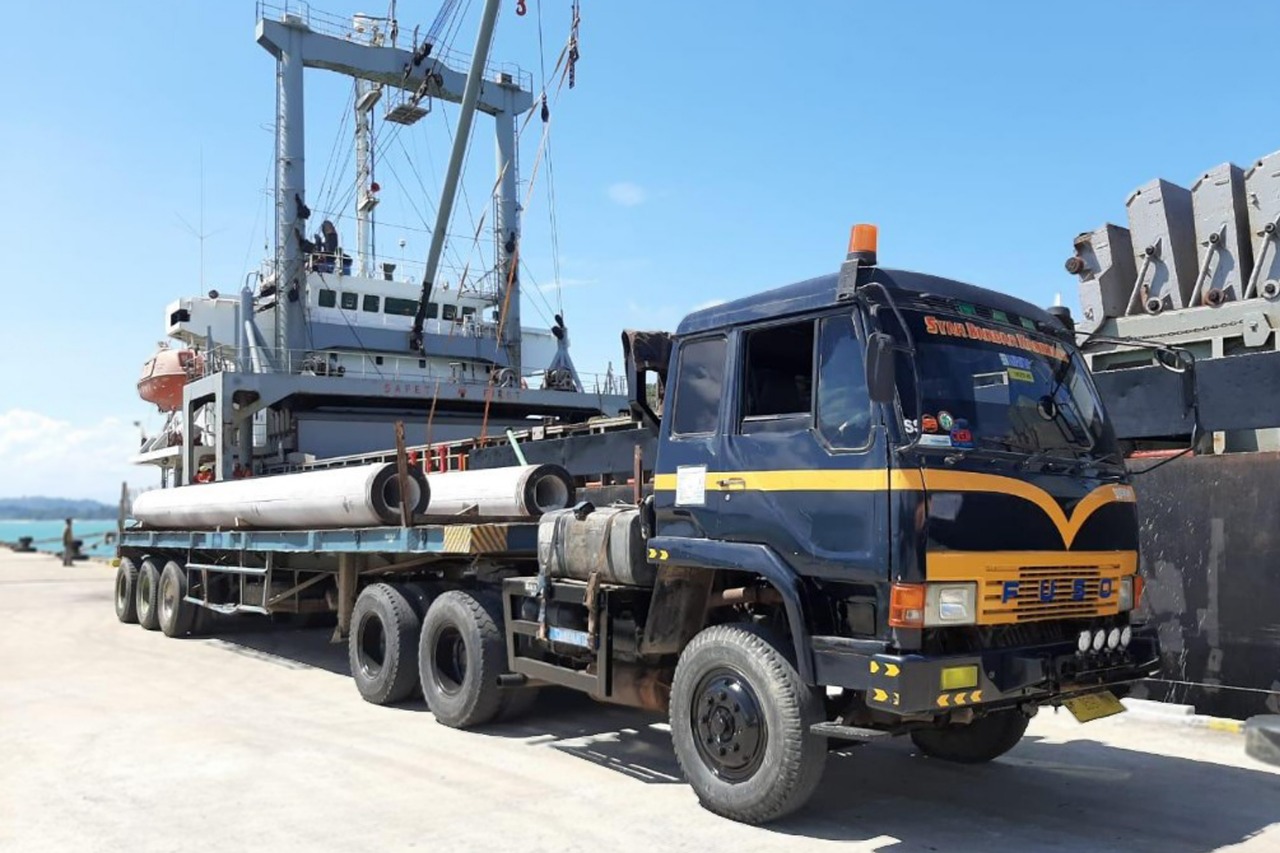 Tiang pancang asal Tiongkok tersebut diimpor PT Jianhua Contruction Trading Material yang rencananya akan diangkut ke menuju Nagan Raya.