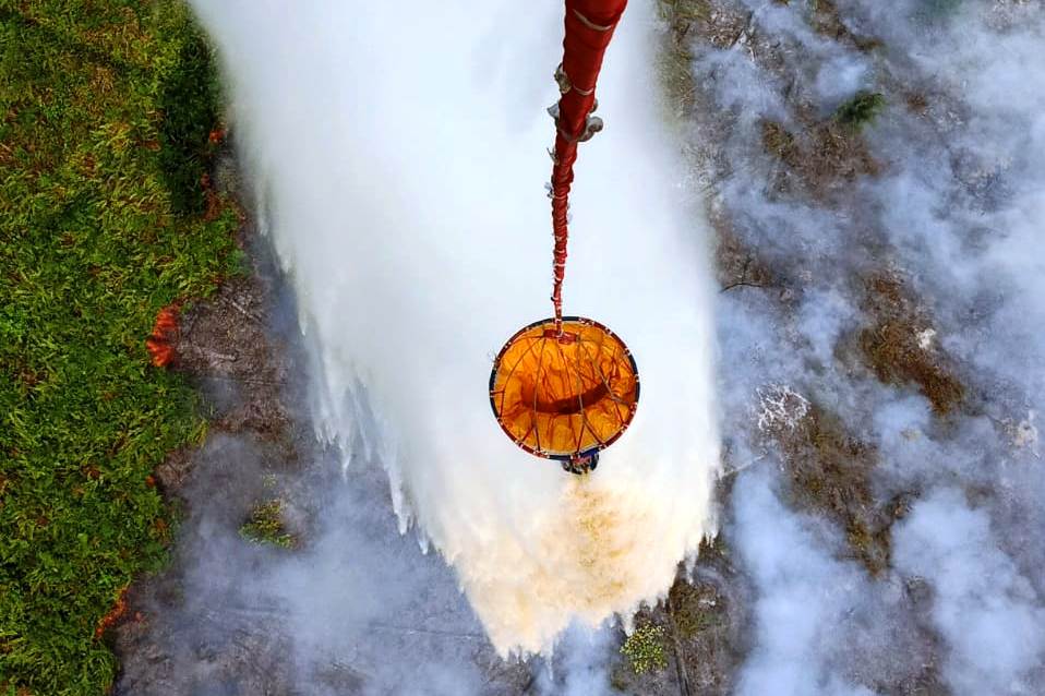 Upaya pemadaman tim satgas udara di Desa Muara Medak, Bayung Lencir, Musi Banyuasin, Rabu (14/8).