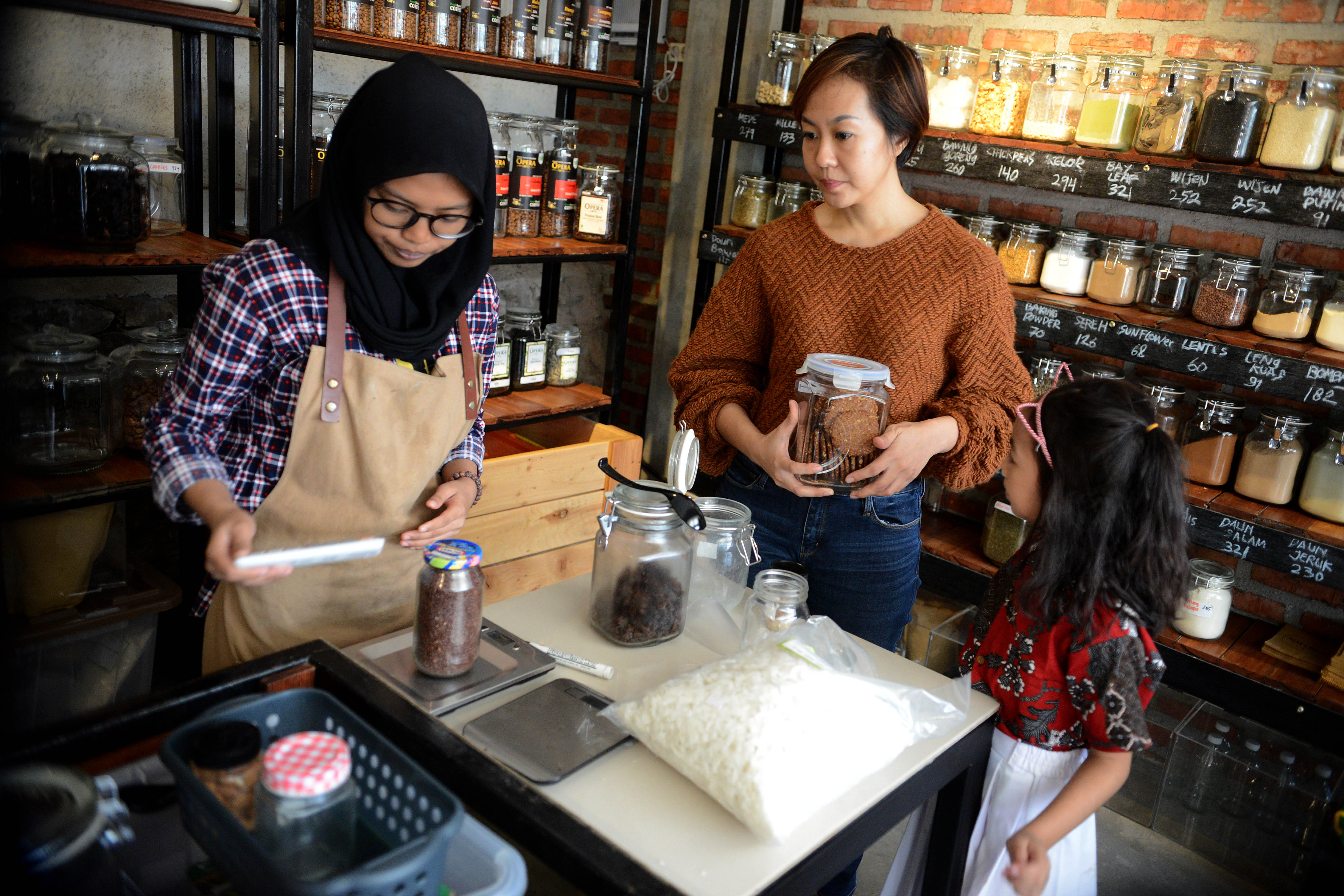 Mengurangi sampah kemasan.