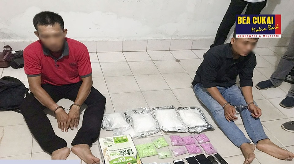 Narkotika tersebut disembunyikan di dalam tas punggung oleh dua orang tersangka berinisial EM dan RMH. 