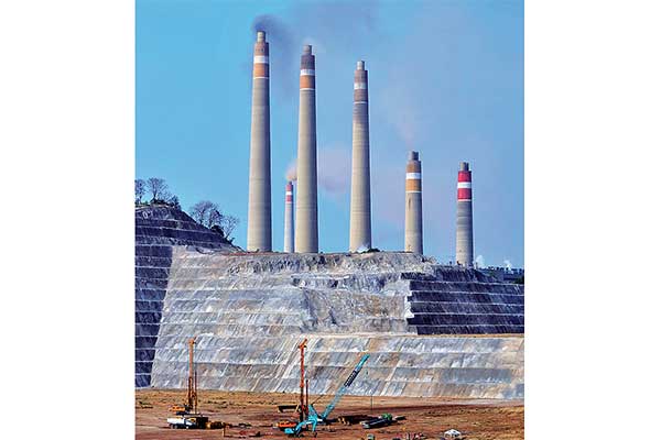 Sejumlah pekerja beraktivitas di proyek pembangunan PLTU Suralaya Unit X di Suralaya, Cilegon, Banten, kemarin.