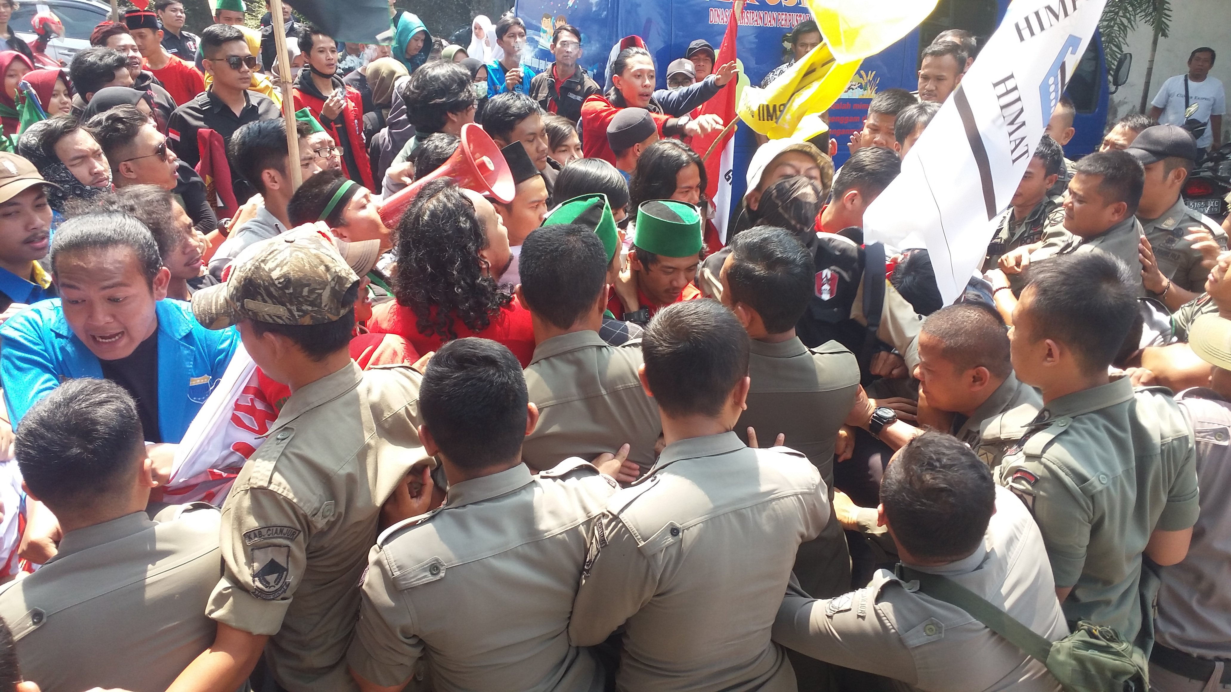 Aksi mahasiswa yang berakhir ricuh yang berujung terbakarnya empat anggota polisi di depan kantor Pemda Kabupaten Cianjur, Jawa Barat.