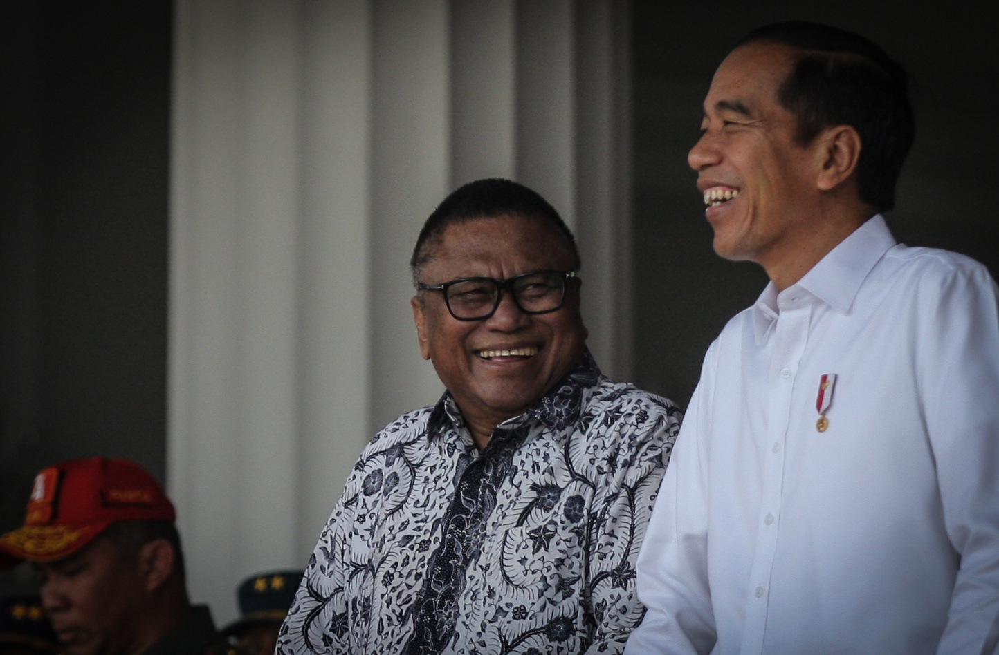 Presiden Joko Widodo dan Ketua DPD Oesman Sapta Odang saat menyaksikan gladi bersih Upacara Peringatan Detik-detik Proklamasi 17 Agustus 