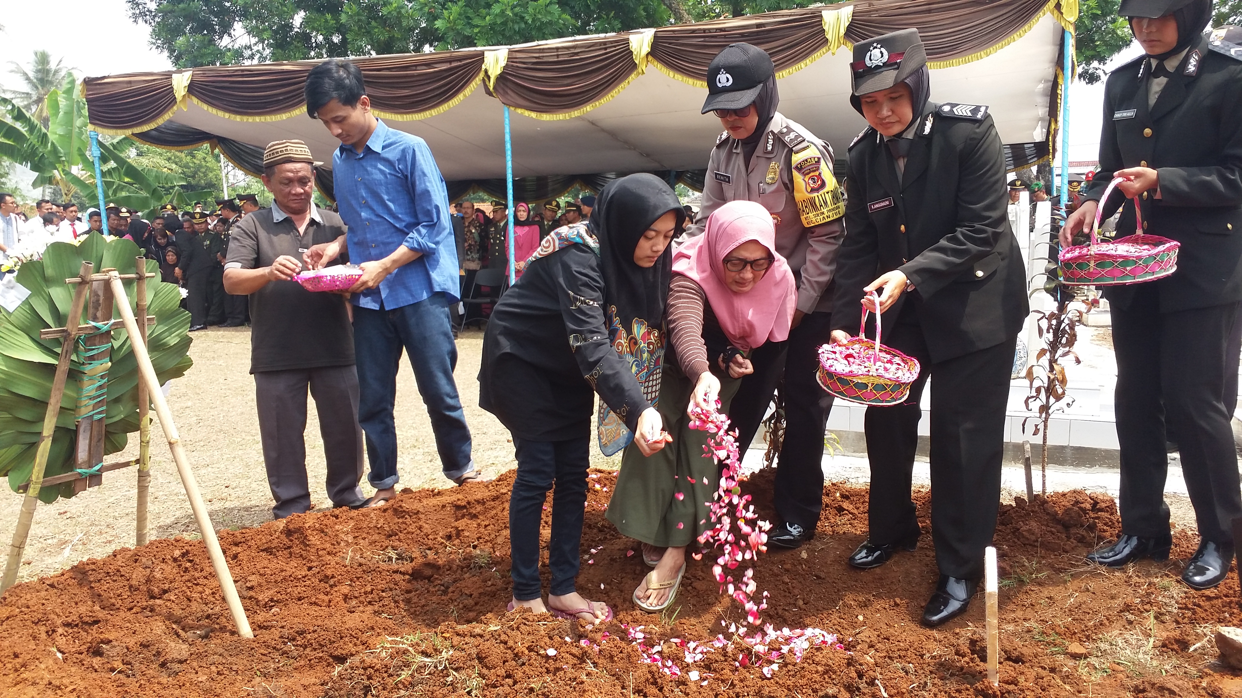 Suasana pemakaman Ipda Erwin Yudha Wildani di TMP  Sirnalaya II, Cianjur, Senin (26/8).