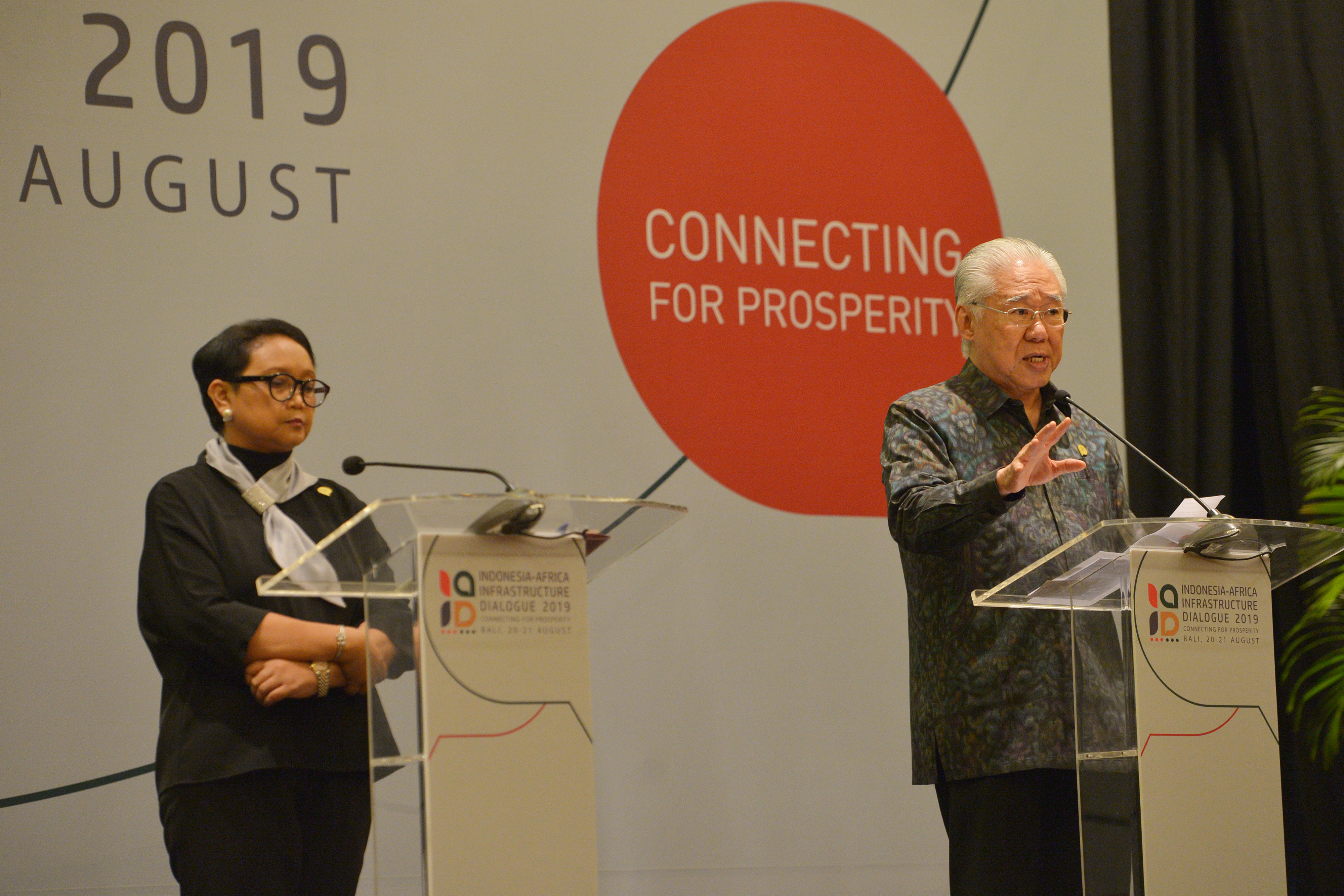Menteri Perdagangan Enggartiasto Lukita dan Menlu Retno Marsudi di sela-sela Dialog Infrastruktur Indonesia-Afrika 2019 di Bali, Rabu (21/8)