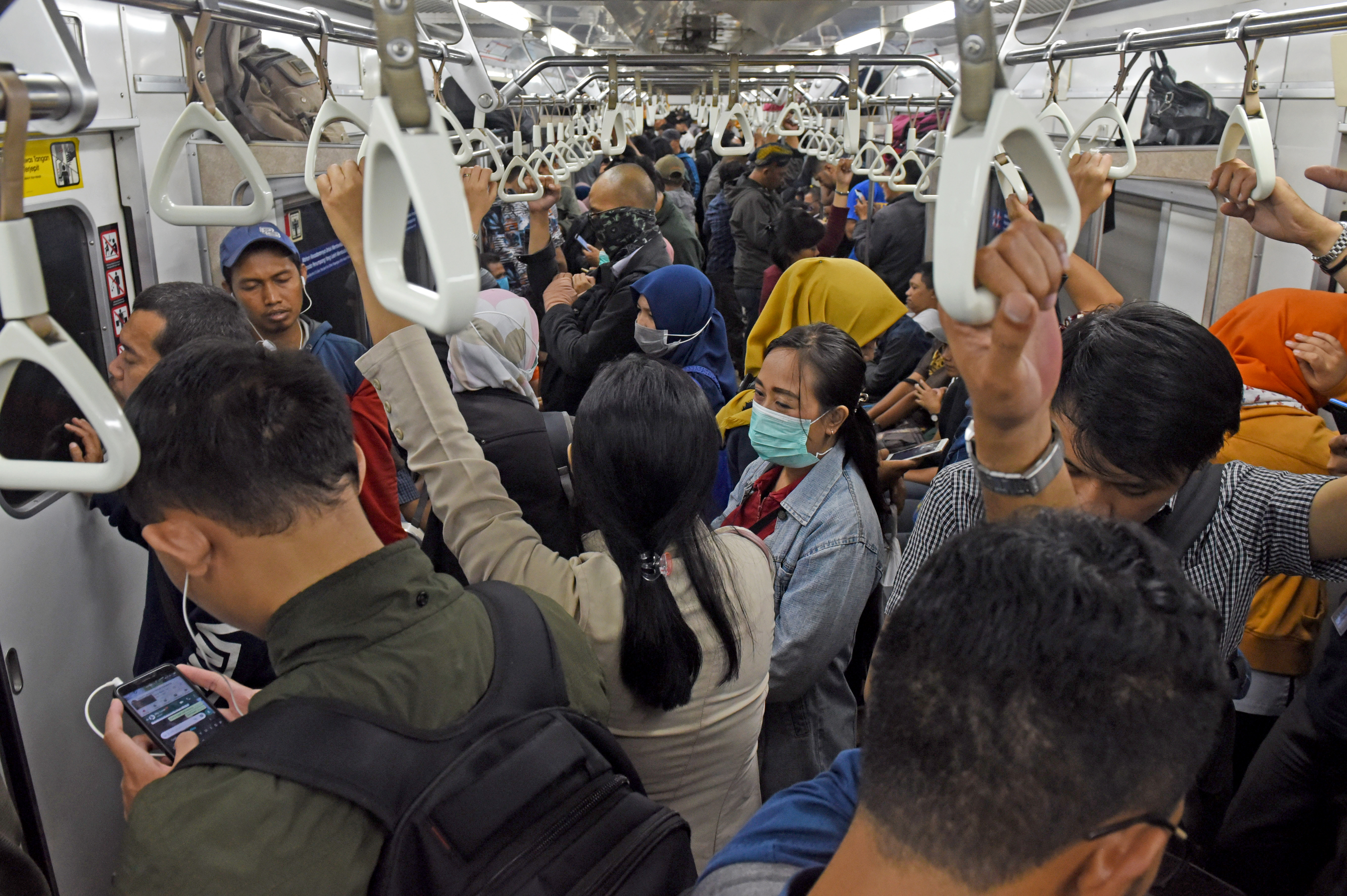 Sejumlah penumpang berada di dalam kereta rel listrik (KRL) di Jakarta.