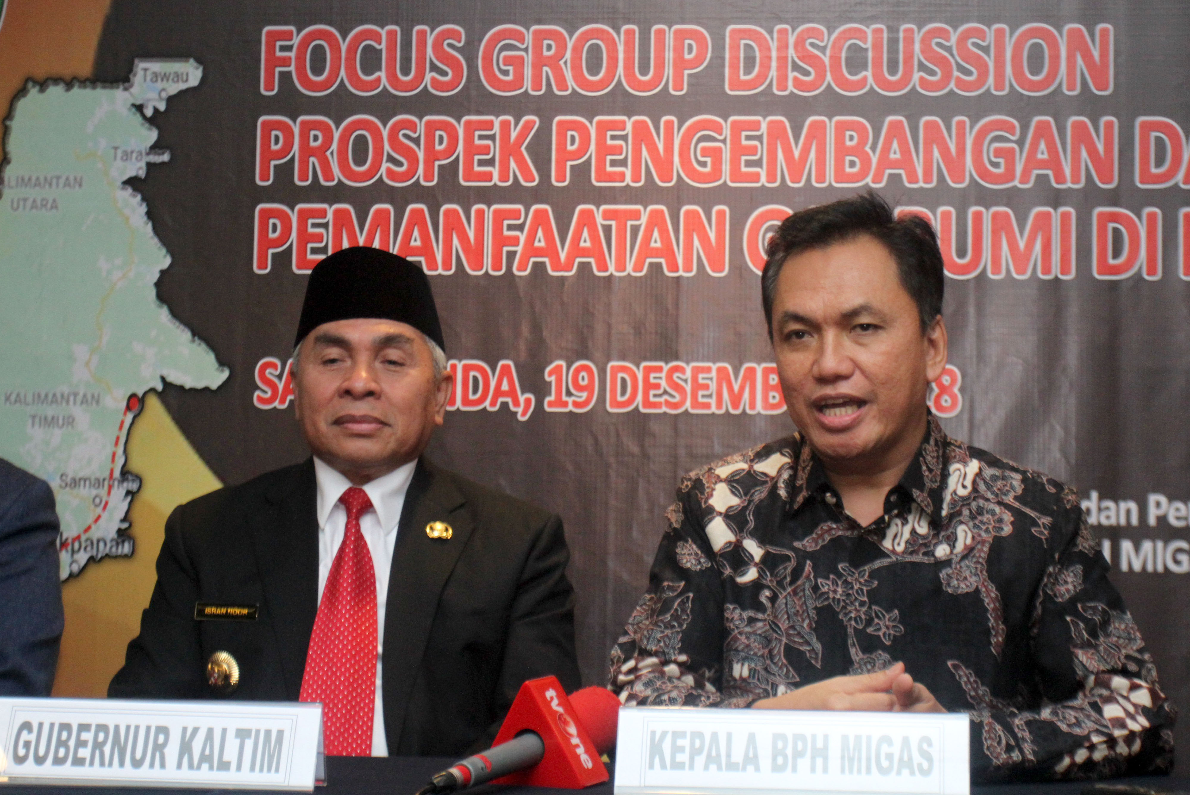  Gubernur Kalimantan Timur Isran Noor (kiri)