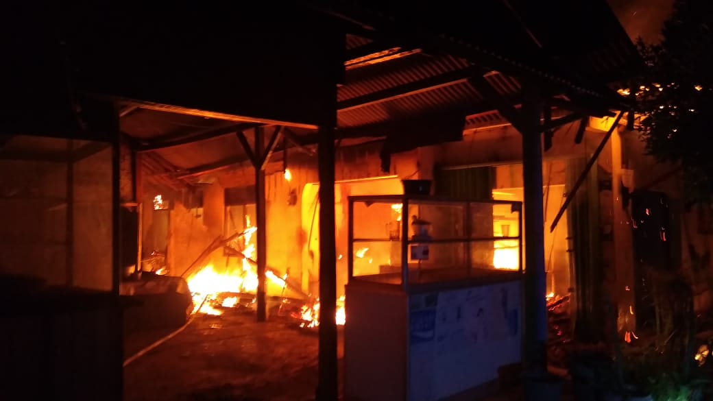 Salah satu rumah warga terbakar saat pemadaman listrik, Minggu (4/8). Penyebabnya adalah lilin membakar rumah.