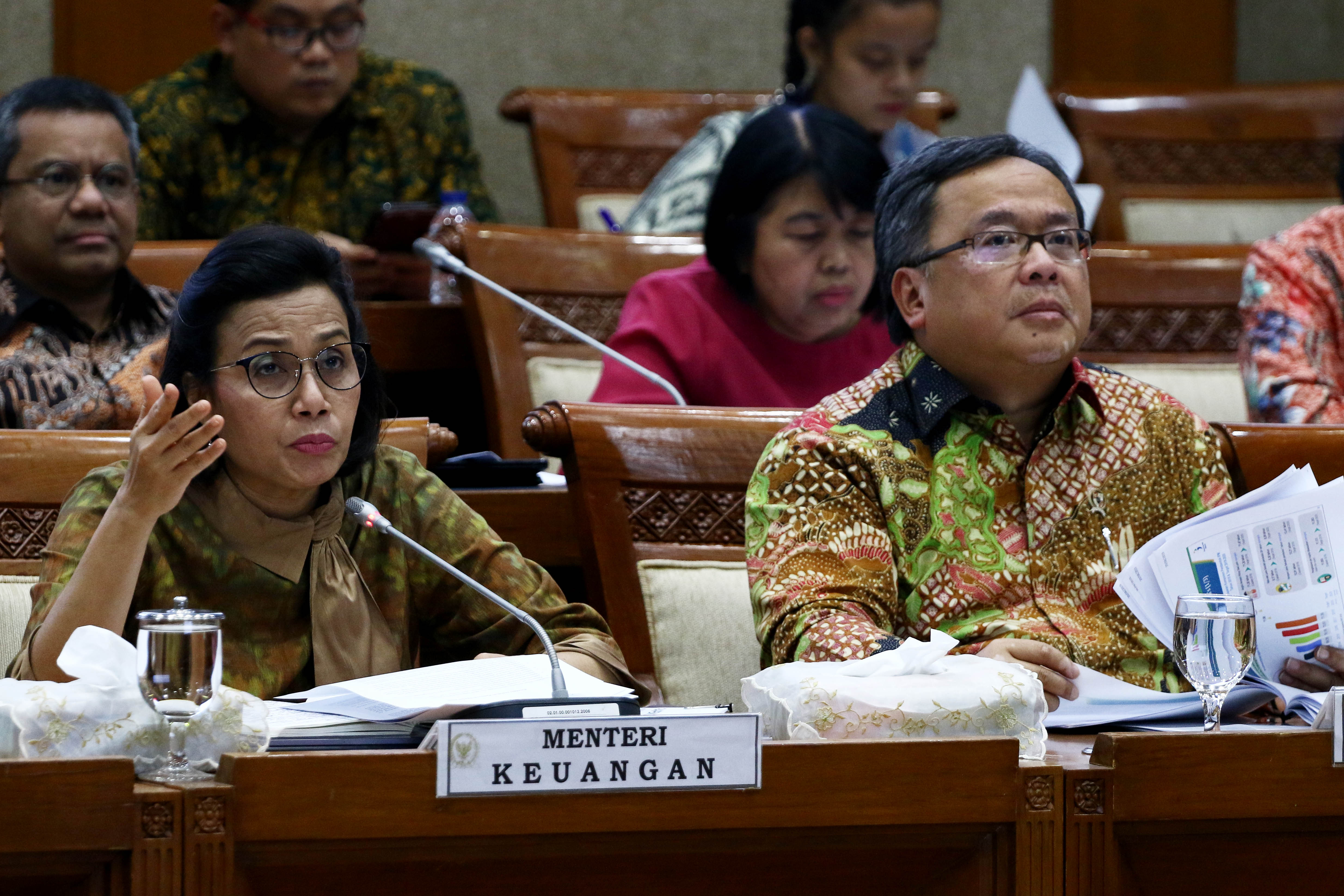 Menteri Keuangan Sri Mulyani Indrawati (kiri) bersama Menteri PPN/Kepala Bappenas Bambang Brodjonegoro rapat kerja di Komisi XI DPR, Kamis.