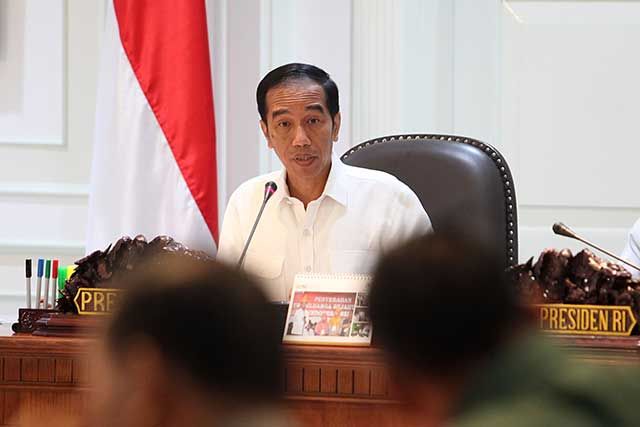 Presdien Jokowi saat memimpin rapat terbatas terkait masalah upaya penanganan penyelundupan.