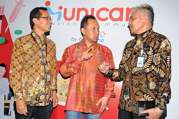 Direktur HCM PT Telkom Indonesia (Persero) Tbk Edi Witjara (tengah), berbincang dengan Dirut TelkoMedika Bambang Lusmiadi (kiri)