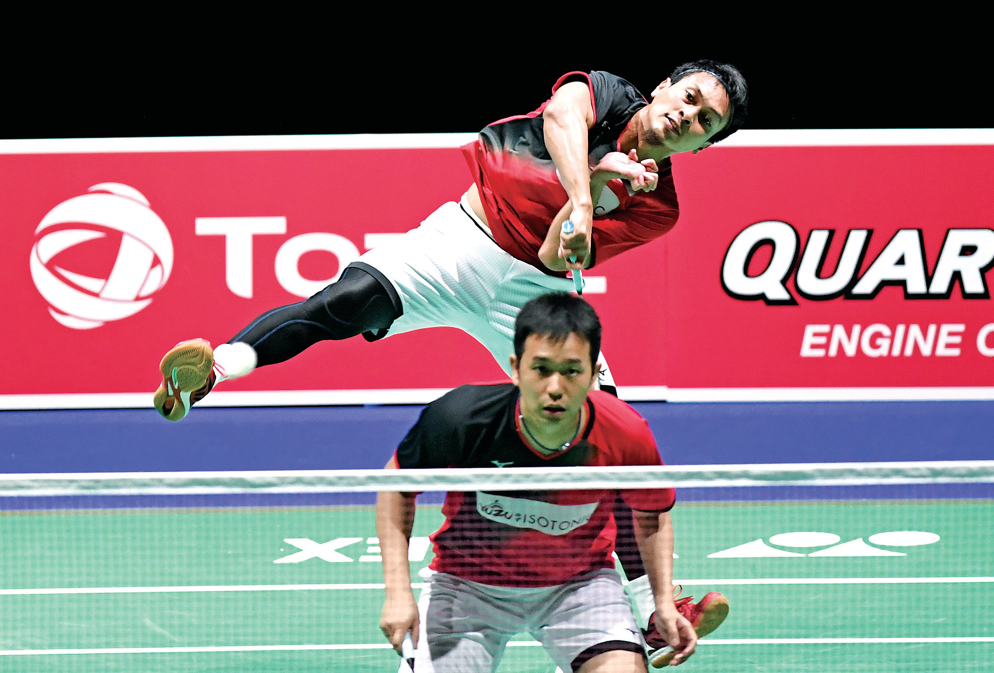 Mohammad Ahsan (atas) yang berpasangan dengan Hendra Setiawan melepaskan smes saat menghadapi ganda putra asal Belanda Jelle Maas/Robin 