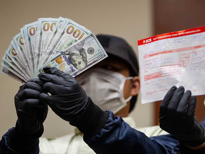 Petugas menunjukkan barang bukti Operasi Tangkap Tangan (OTT) pengurusan izin impor bawang putih di Gedung KPK, Jakarta, Kamis (8/8/2019). 