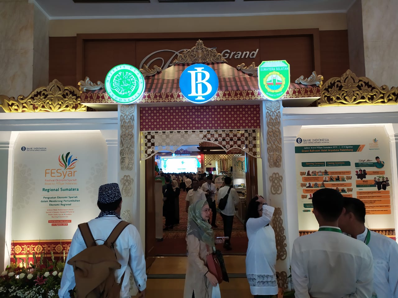 Suasana kemeriahan Festival Ekonomi Syariah (FESyar) di Palembang, Jumat (2/8).